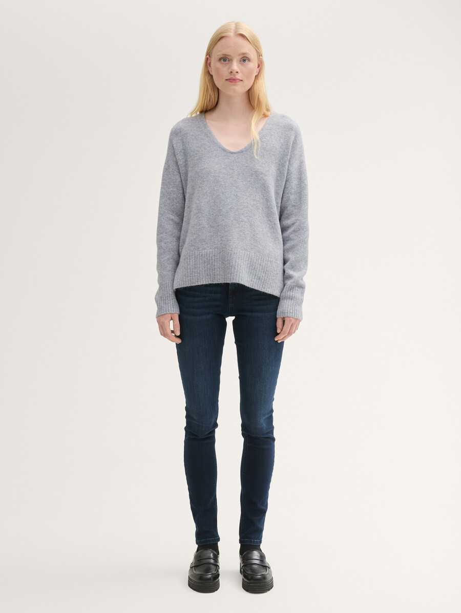 maglione lavorato a maglia con scollo a v dalla vestibilità comoda