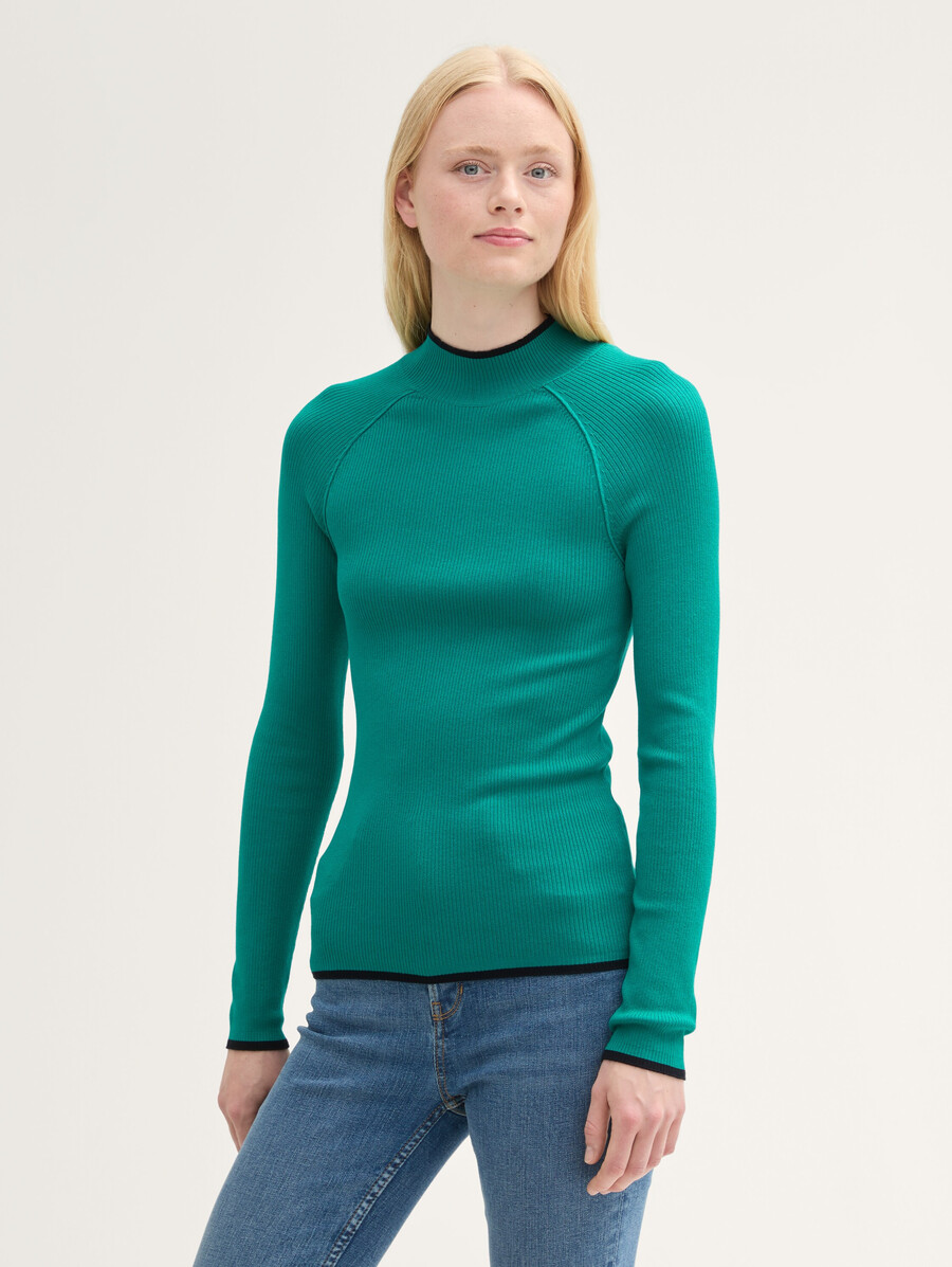 maglione aderente a coste con collo alto