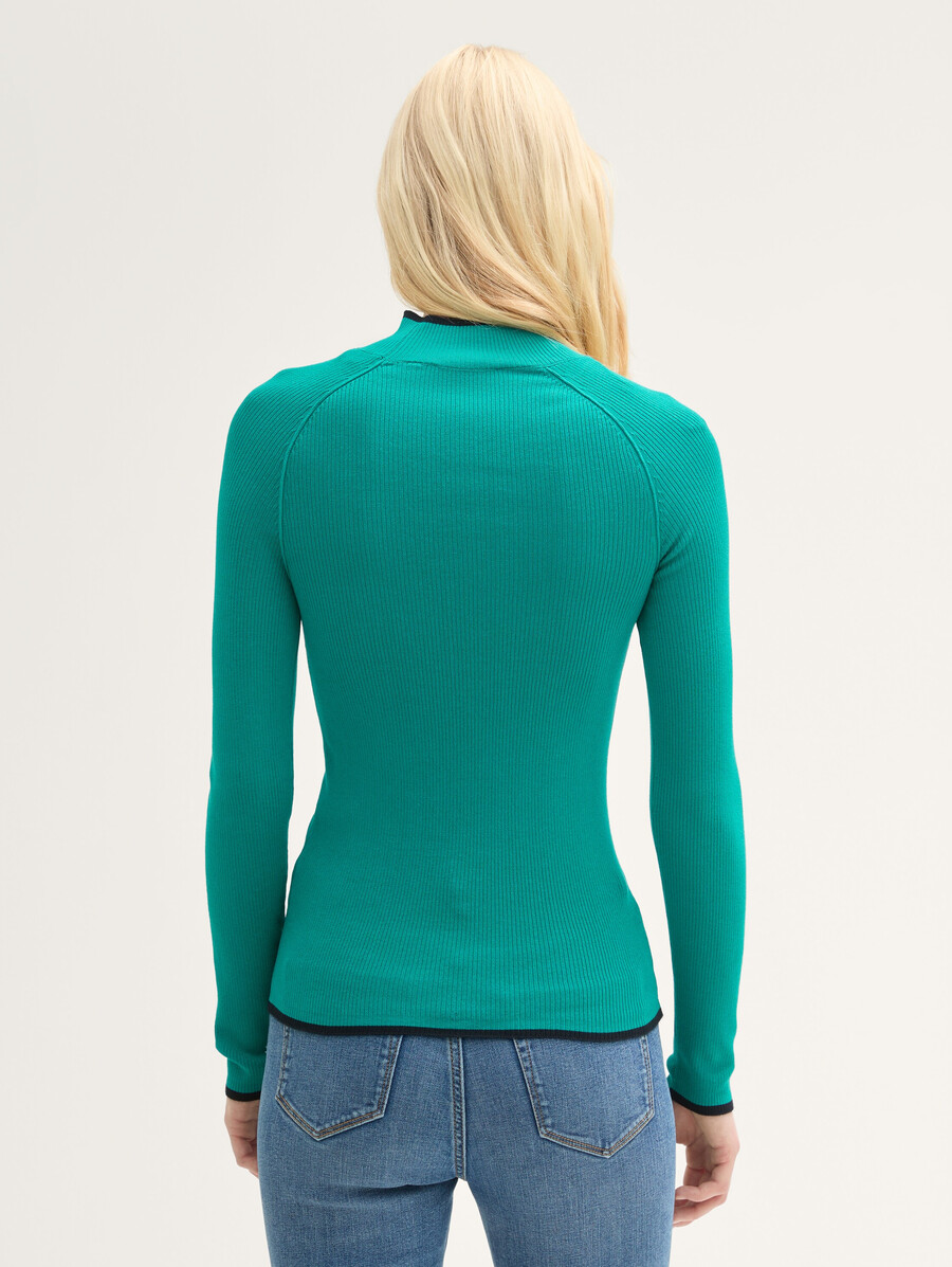 maglione aderente a coste con collo alto