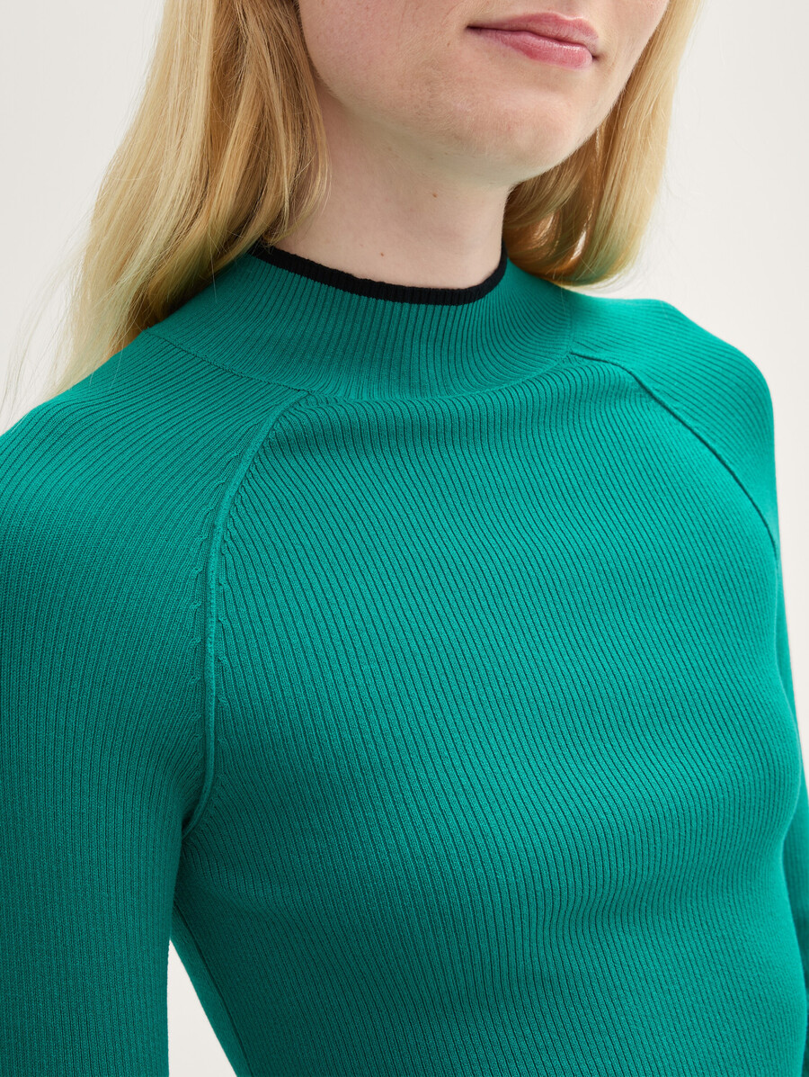maglione aderente a coste con collo alto