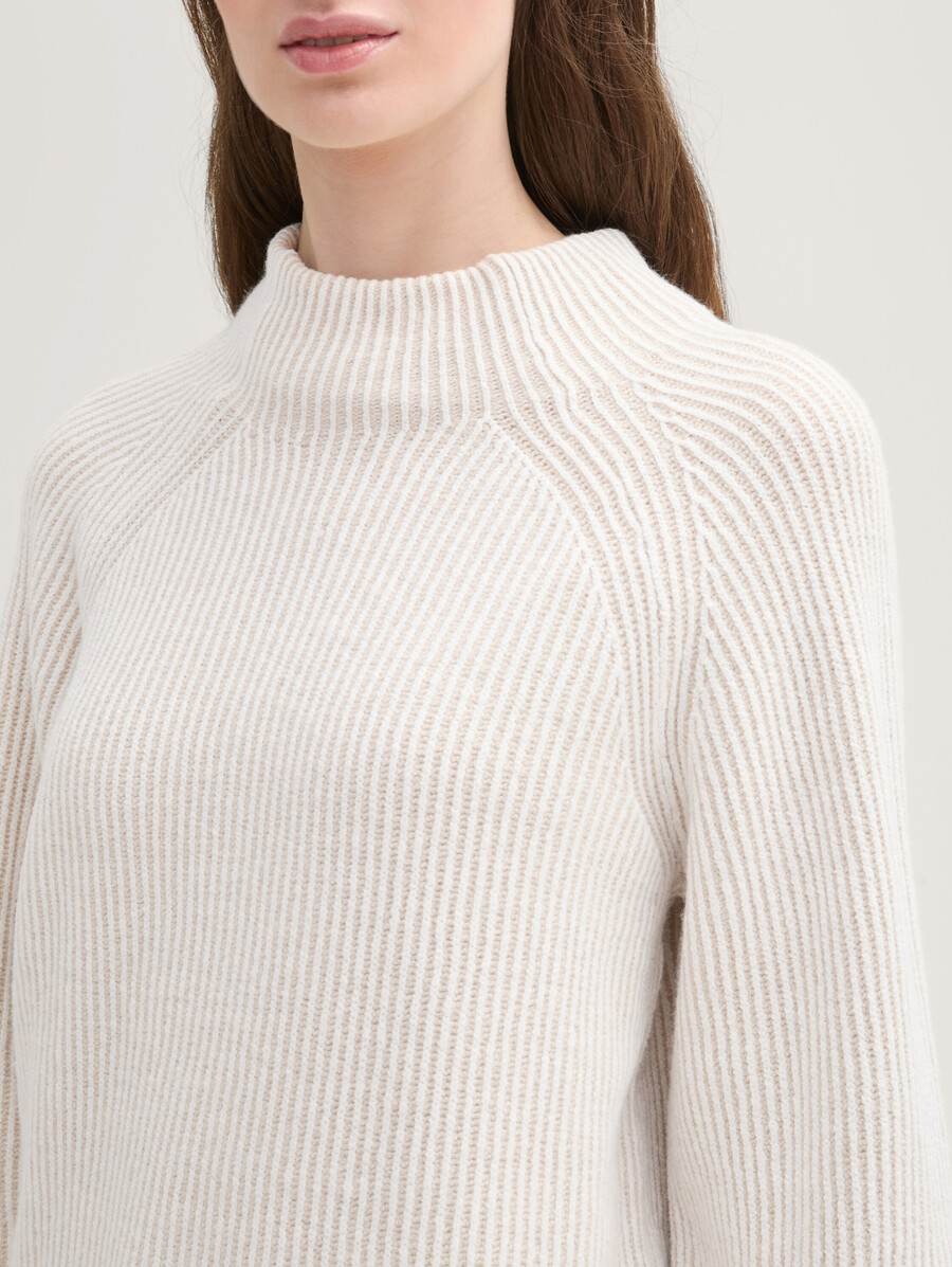 maglione a coste con collo alto