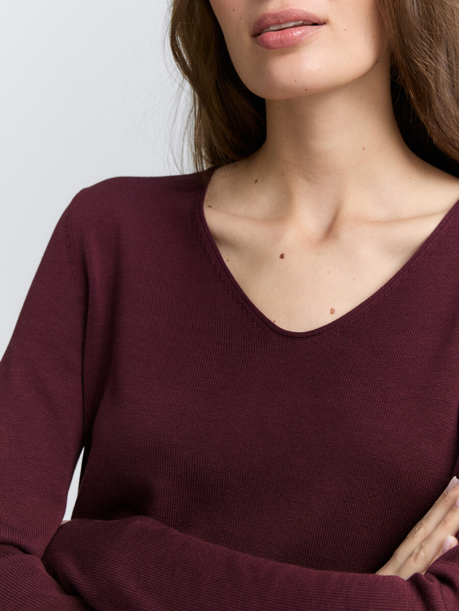 maglione lavorato a maglia con scollo a v