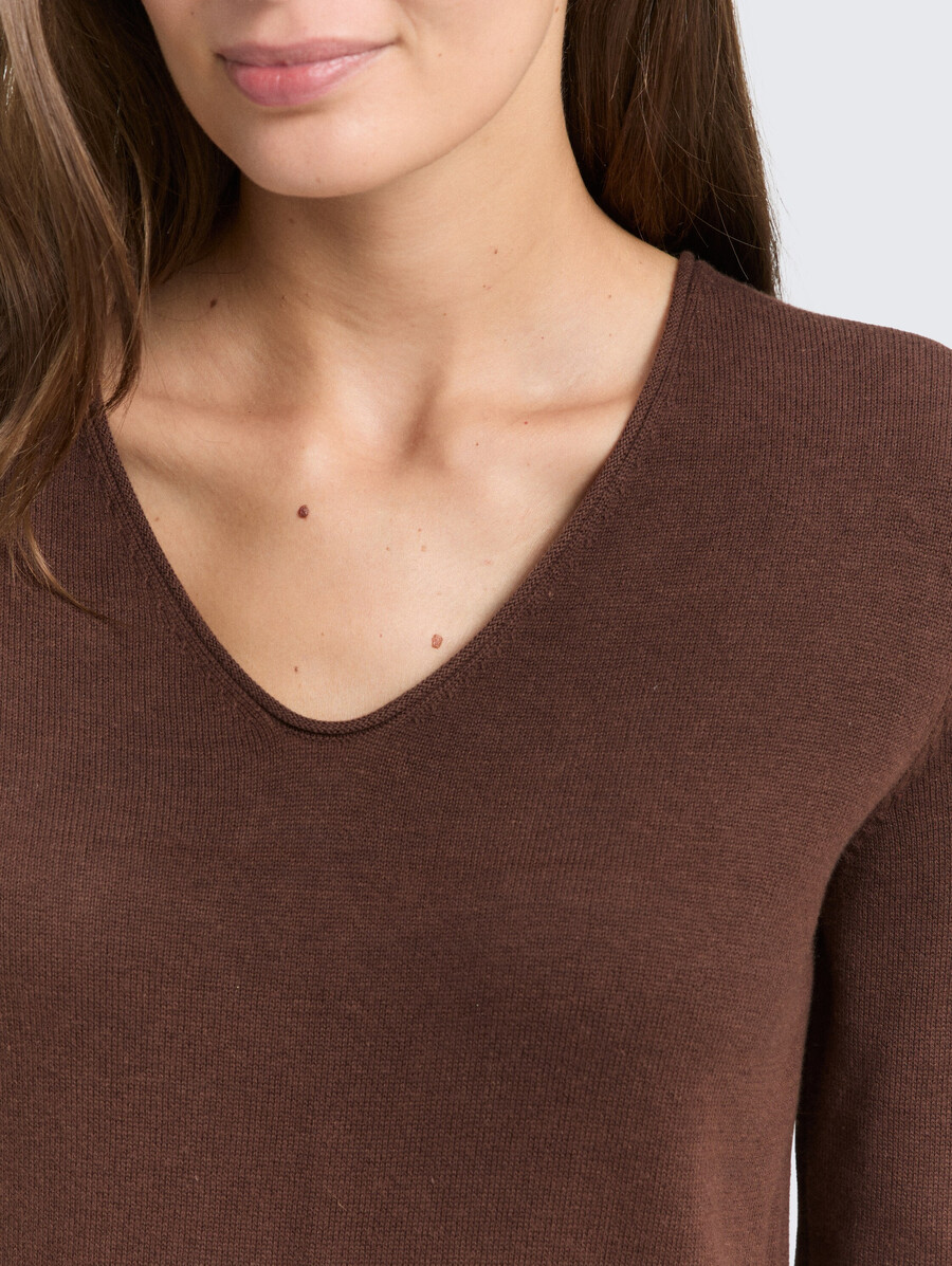 maglione lavorato a maglia con scollo a v