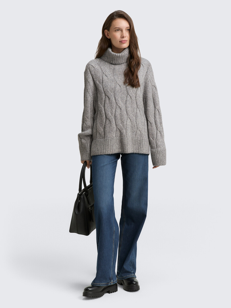 maglione a collo alto con motivo a trecce