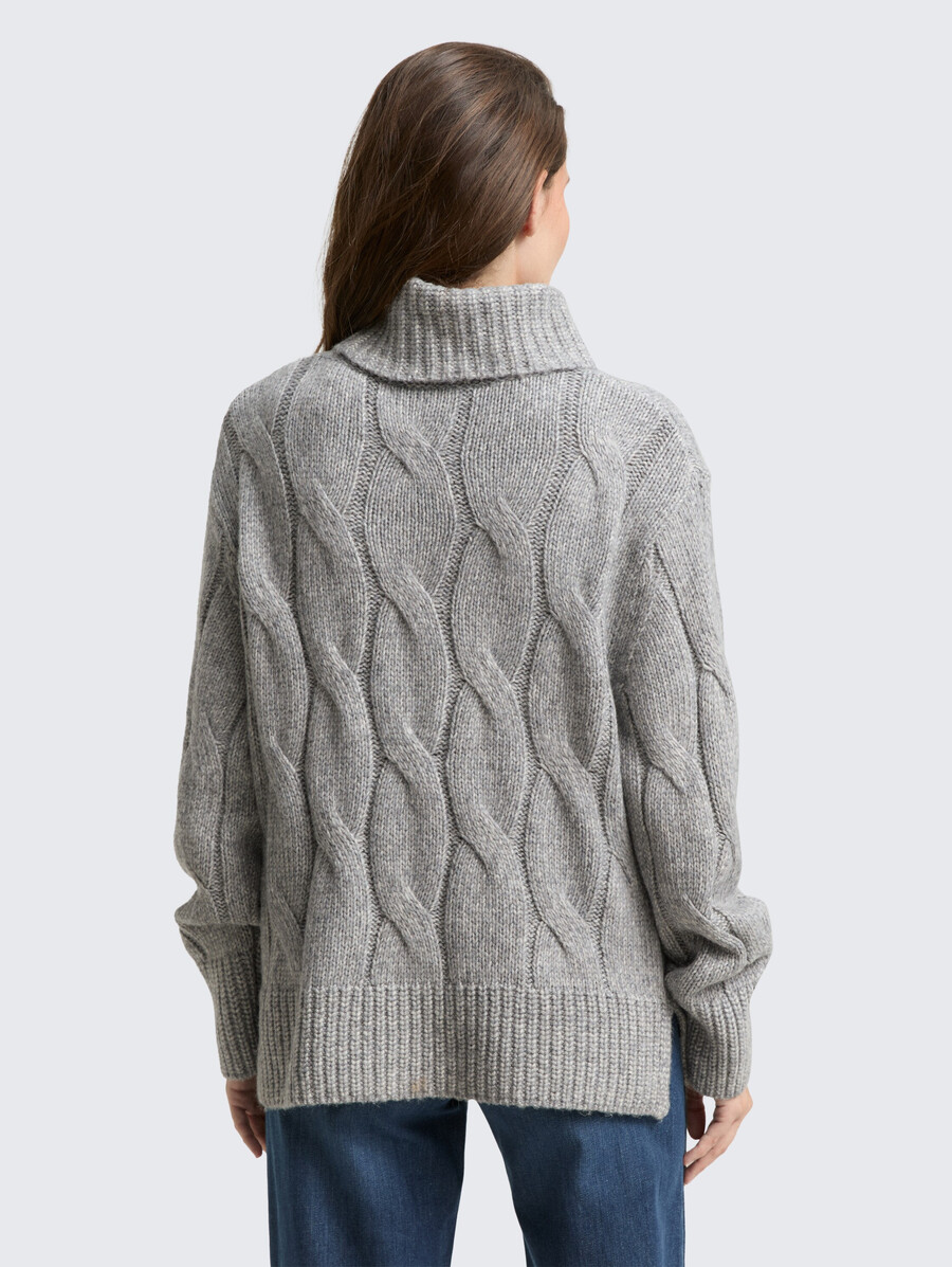 maglione a collo alto con motivo a trecce
