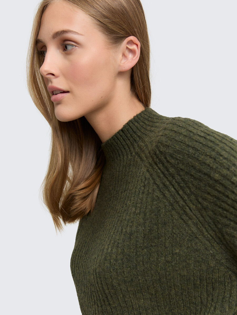 maglione lavorato a maglia dalla vestibilità comoda con collo alto