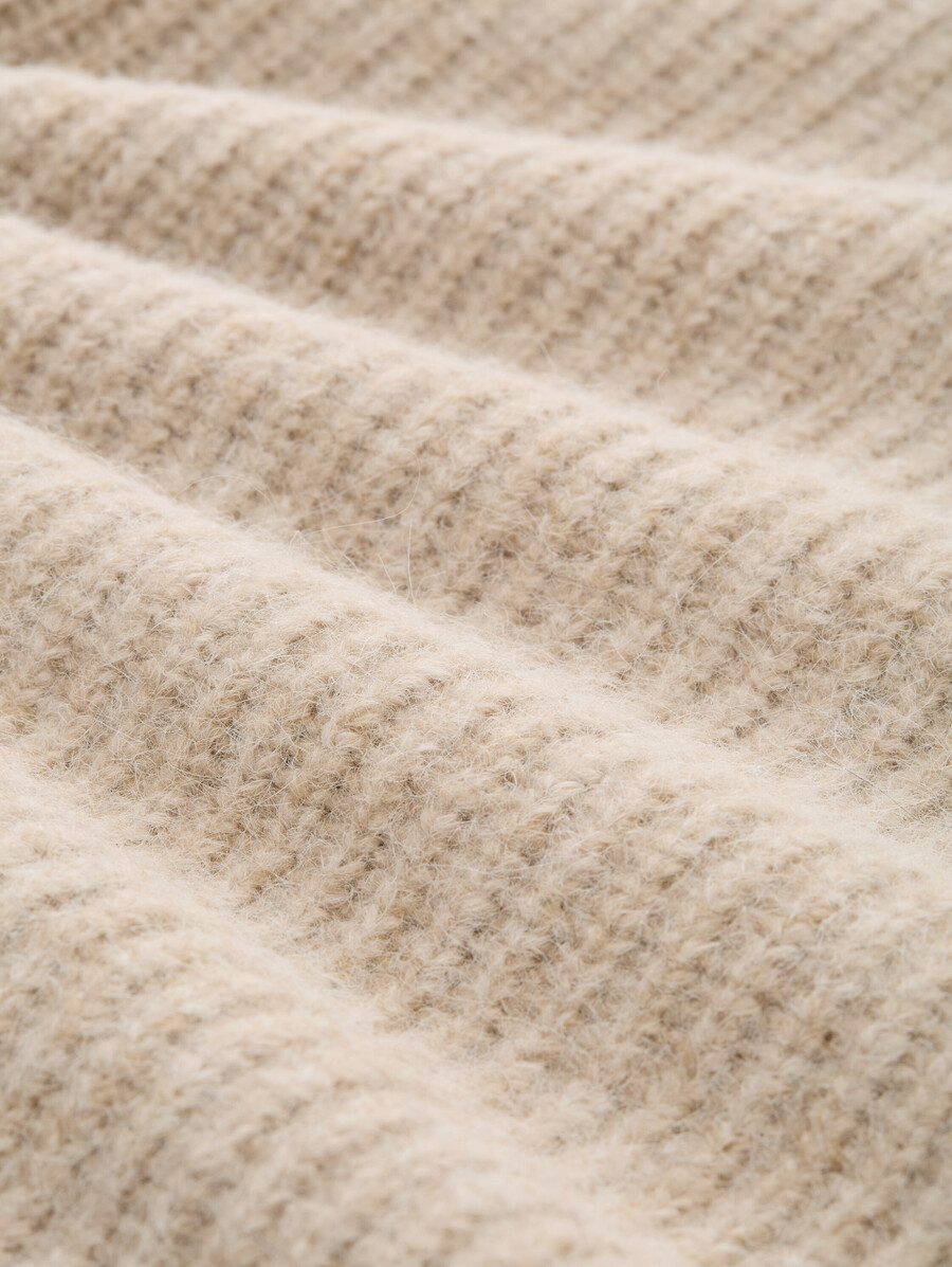 maglione lavorato a maglia dalla vestibilità comoda con collo alto