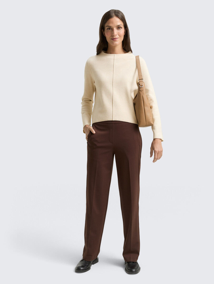 maglione corto in maglia con collo alto