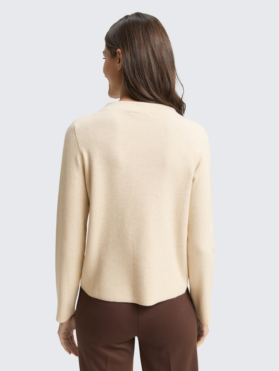 maglione corto in maglia con collo alto