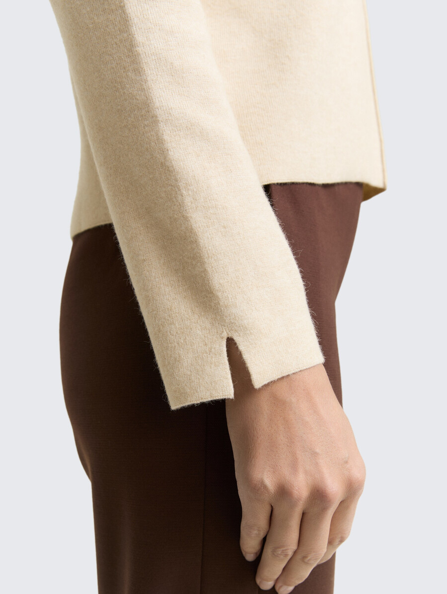 maglione corto in maglia con collo alto