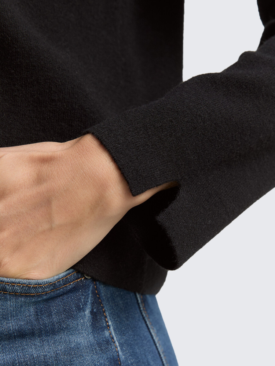 maglione corto in maglia con collo alto