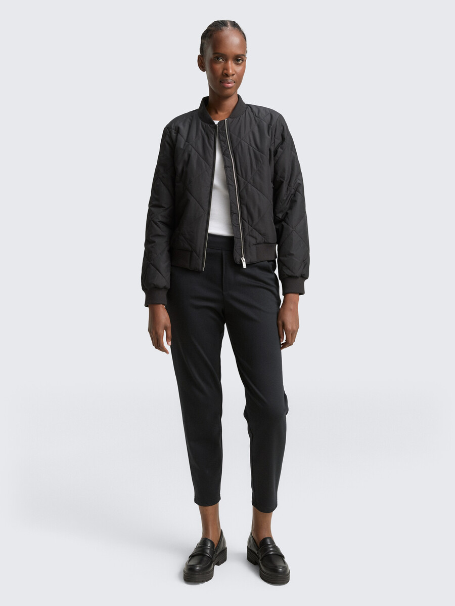 pantaloni dalla vestibilità comoda con elastico in vita
