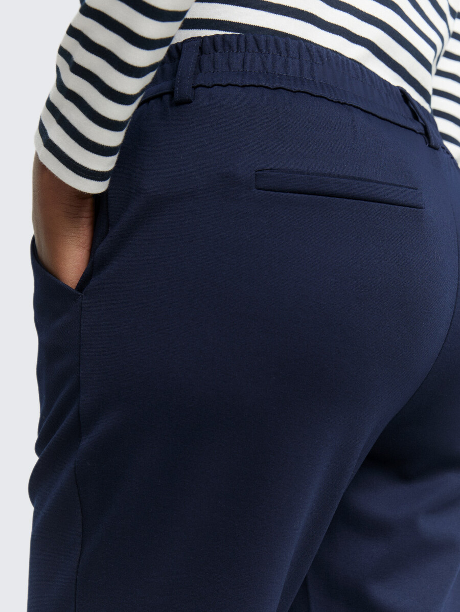 pantaloni dalla vestibilità comoda con elastico in vita