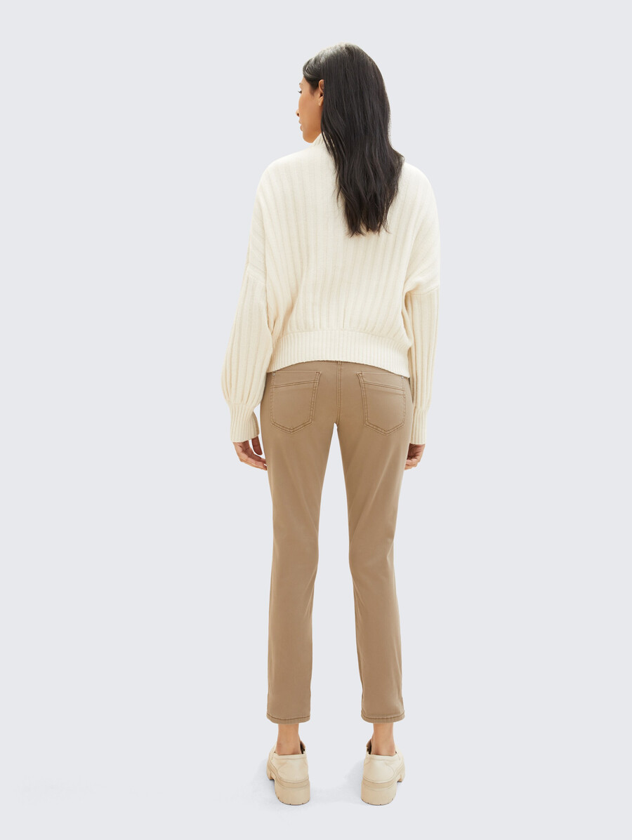 pantaloni affusolati e rilassati