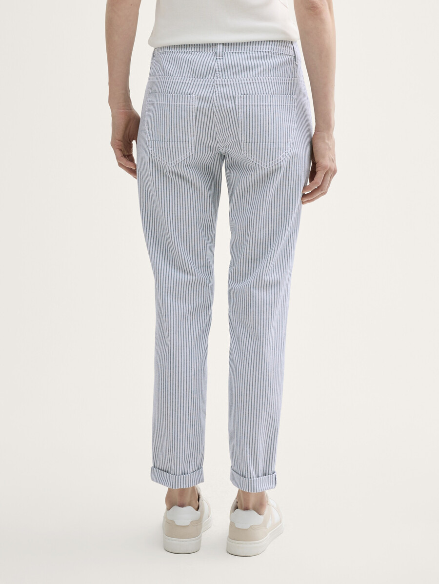pantaloni affusolati e rilassati