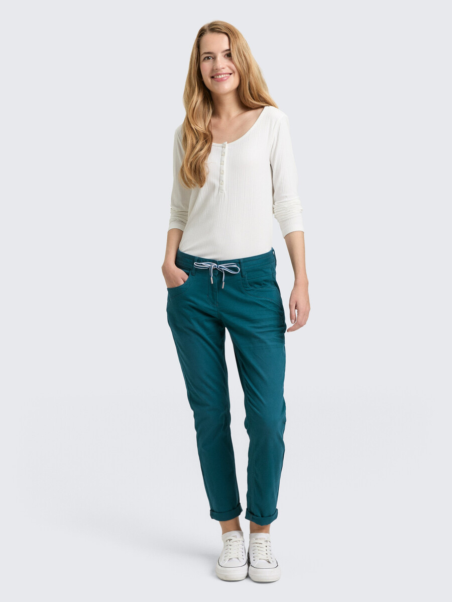 pantaloni affusolati e rilassati