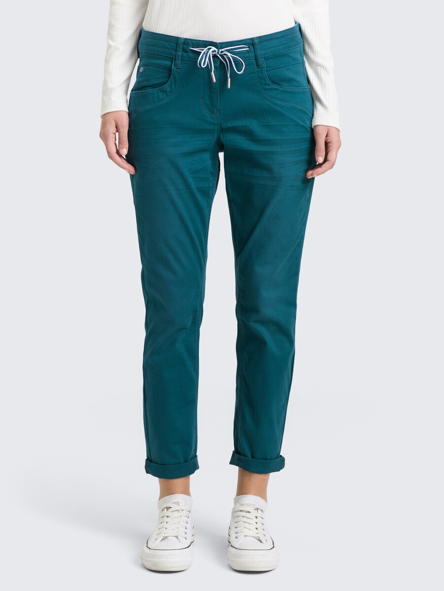 pantaloni affusolati e rilassati