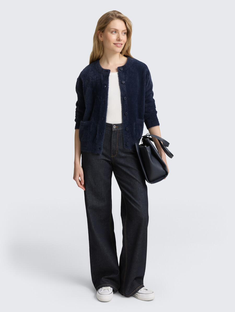 cardigan in filato di piume con abbottonatura