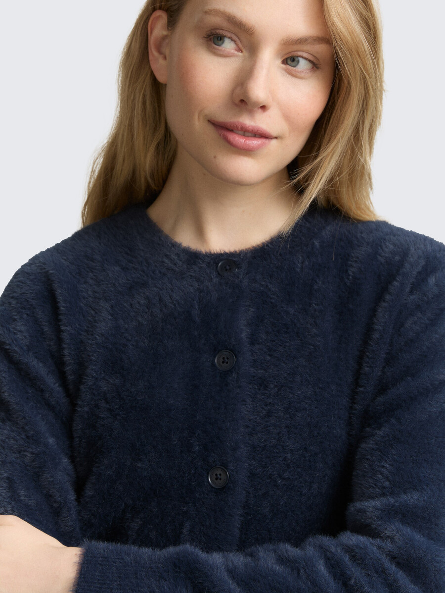 cardigan in filato di piume con abbottonatura