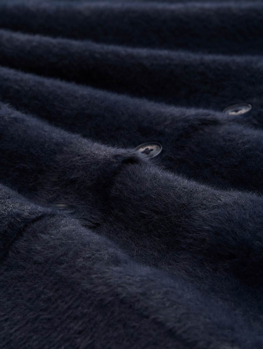cardigan in filato di piume con abbottonatura