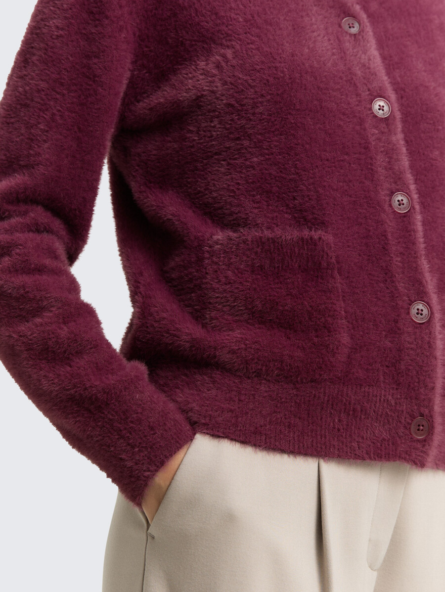 cardigan in filato di piume con abbottonatura