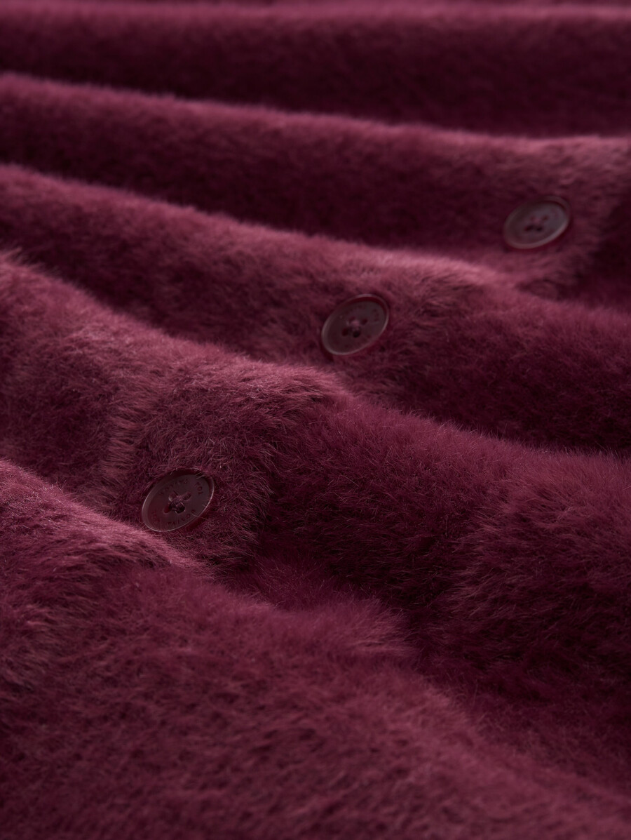 cardigan in filato di piume con abbottonatura