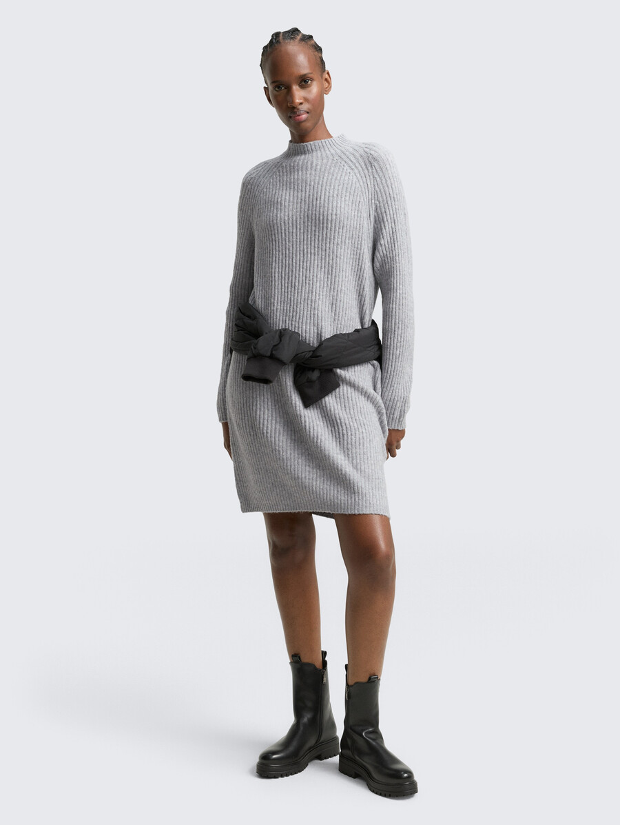 abito in maglia con collo alto