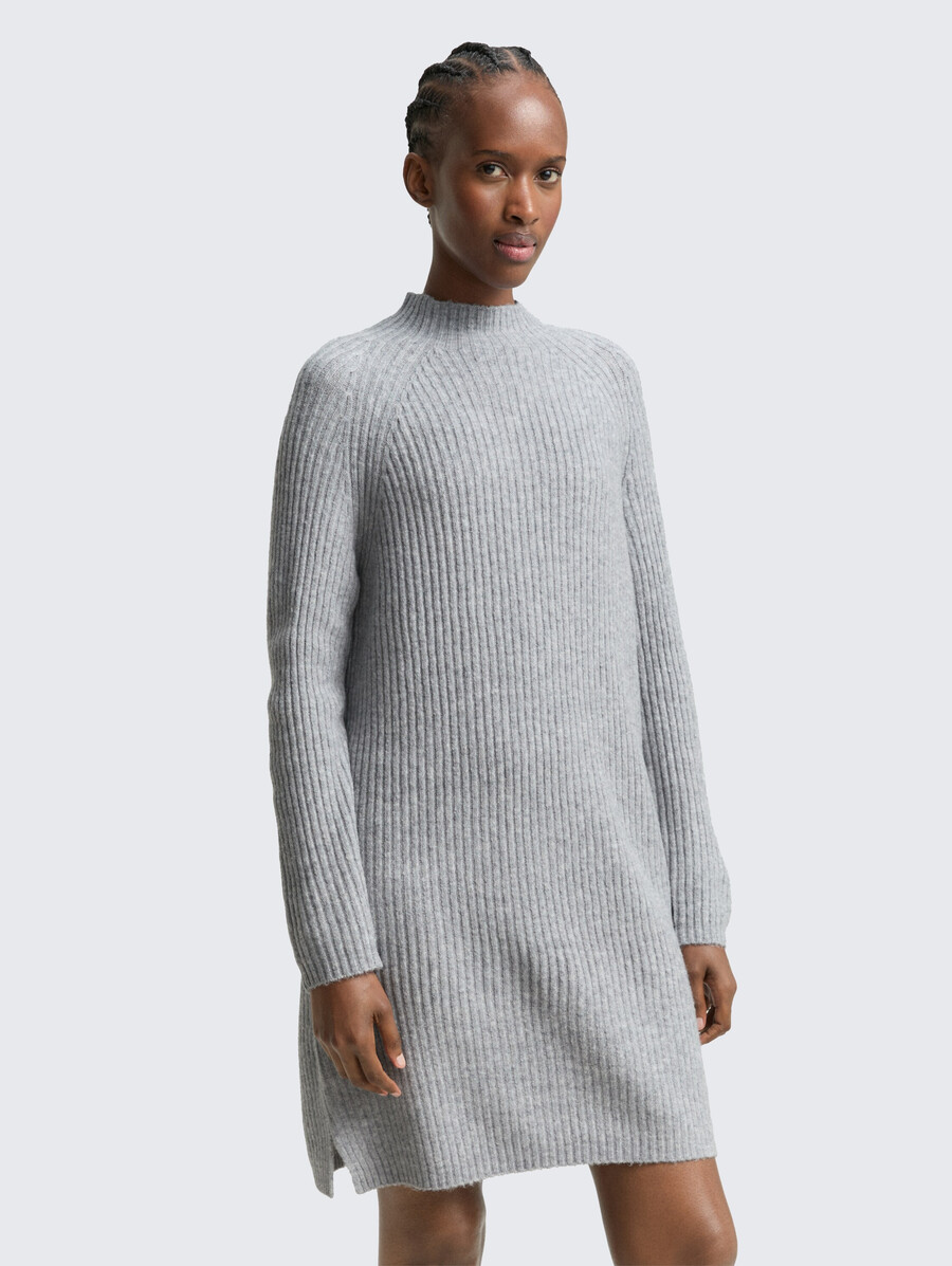 abito in maglia con collo alto