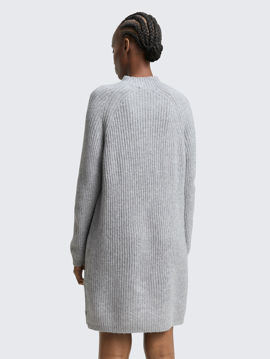 abito in maglia con collo alto
