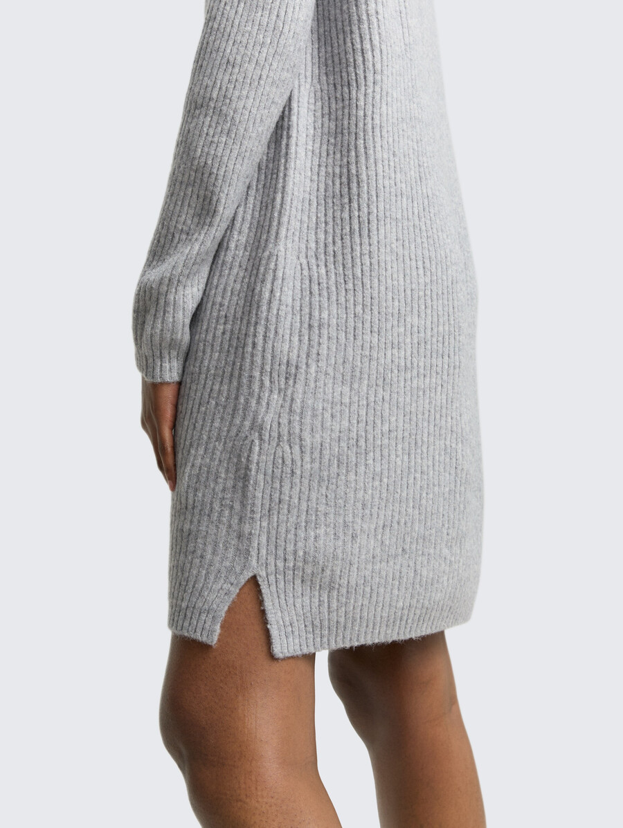abito in maglia con collo alto
