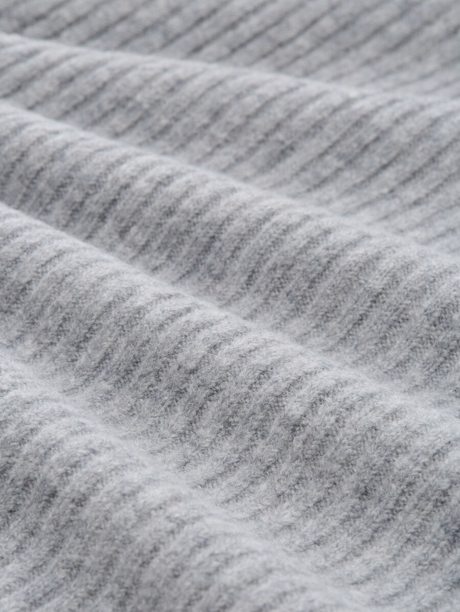 abito in maglia con collo alto