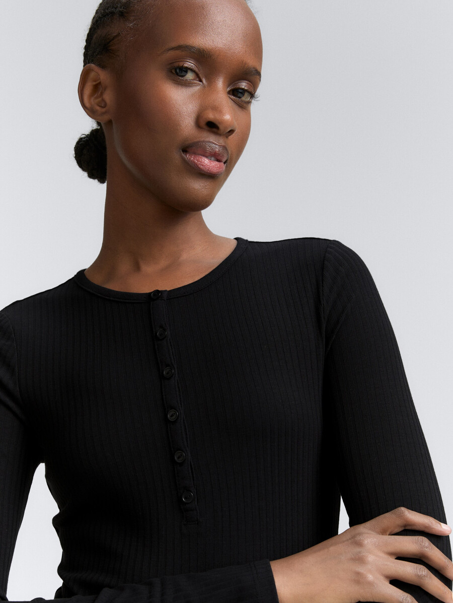 maglia a maniche lunghe henley a coste