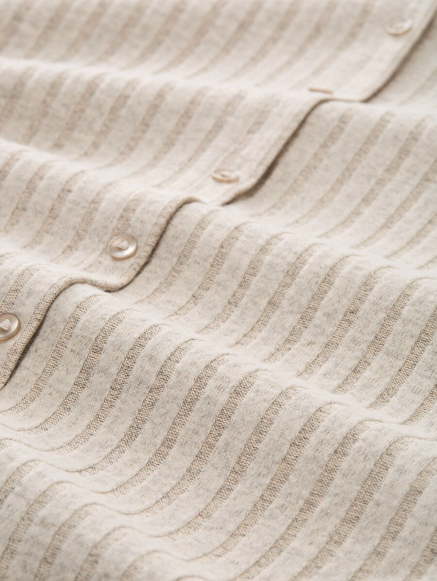camicia a maniche lunghe slim fit con abbottonatura decorativa