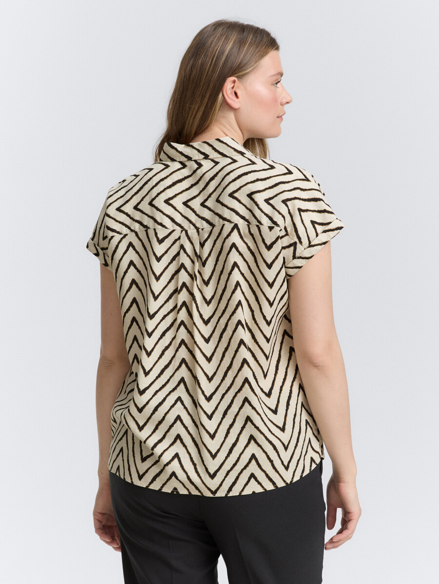 taglie forti - blusa ampia con contenuto di lino