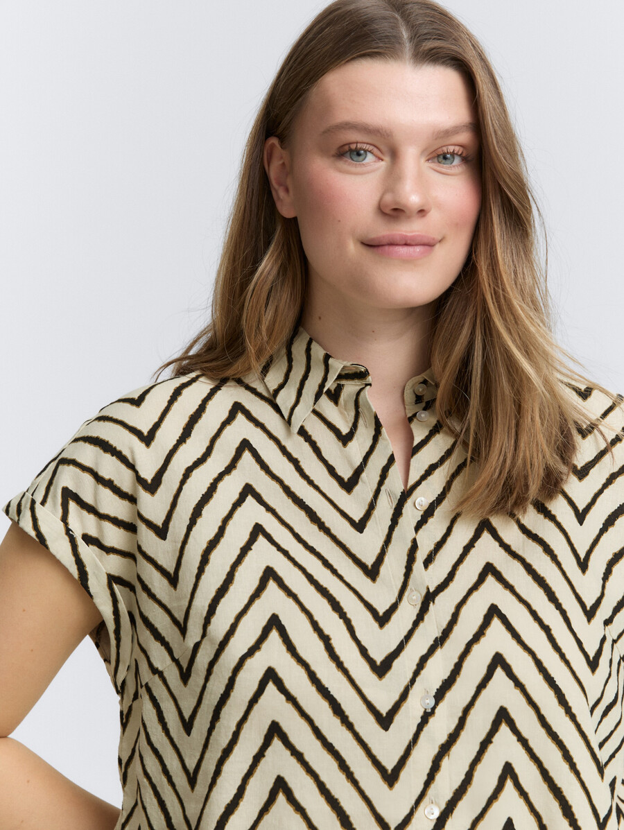 taglie forti - blusa ampia con contenuto di lino