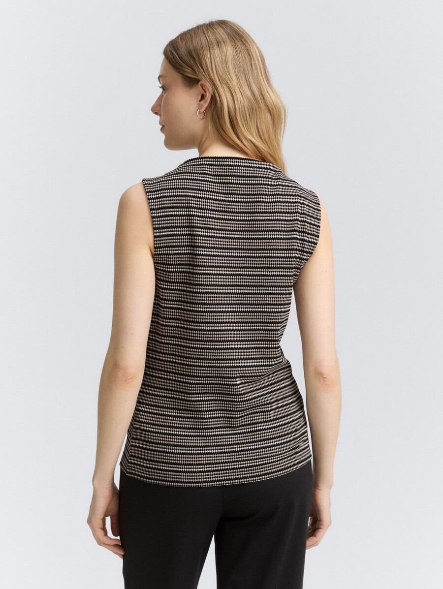 top jacquard con collo alto