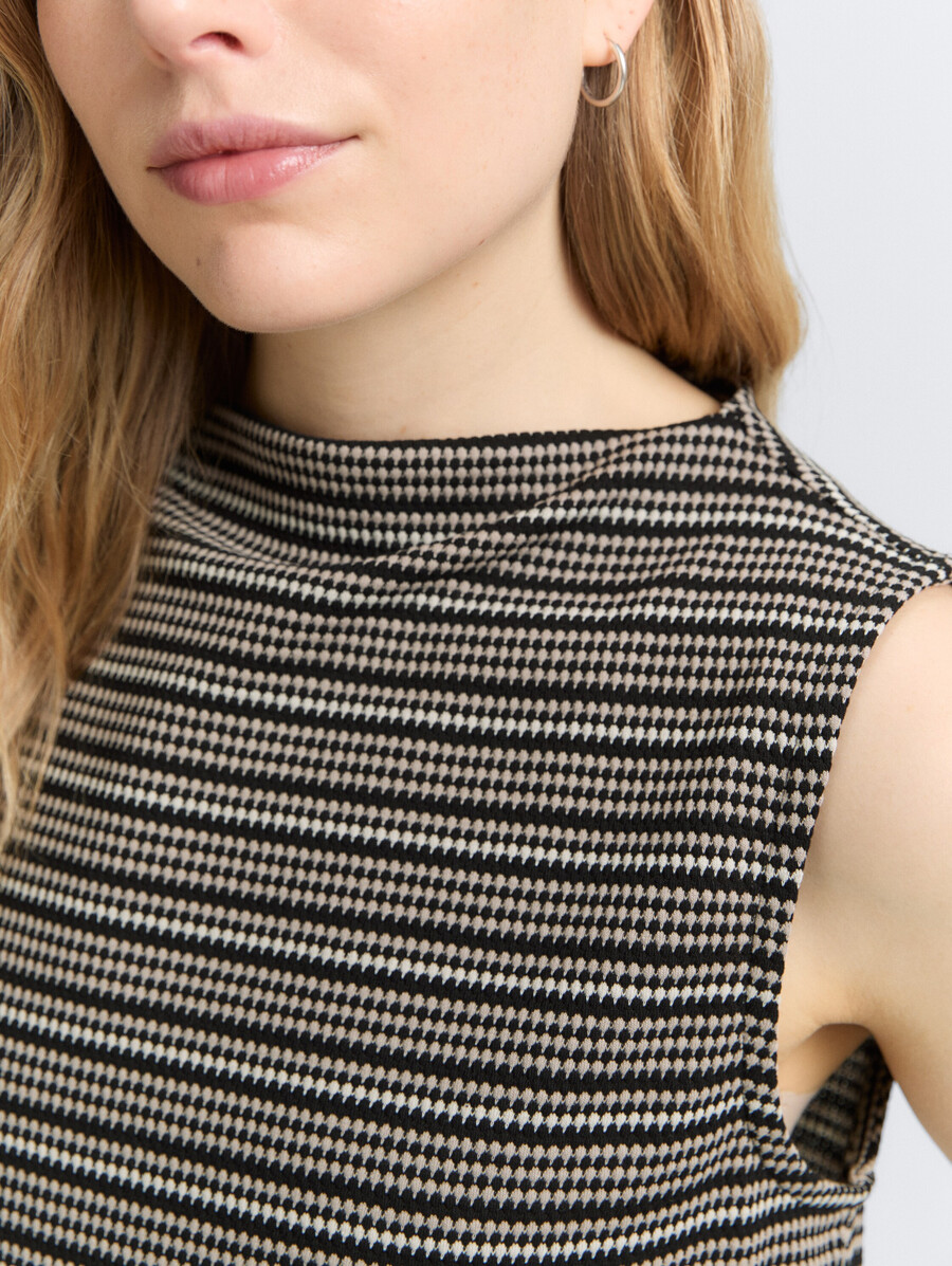 top jacquard con collo alto
