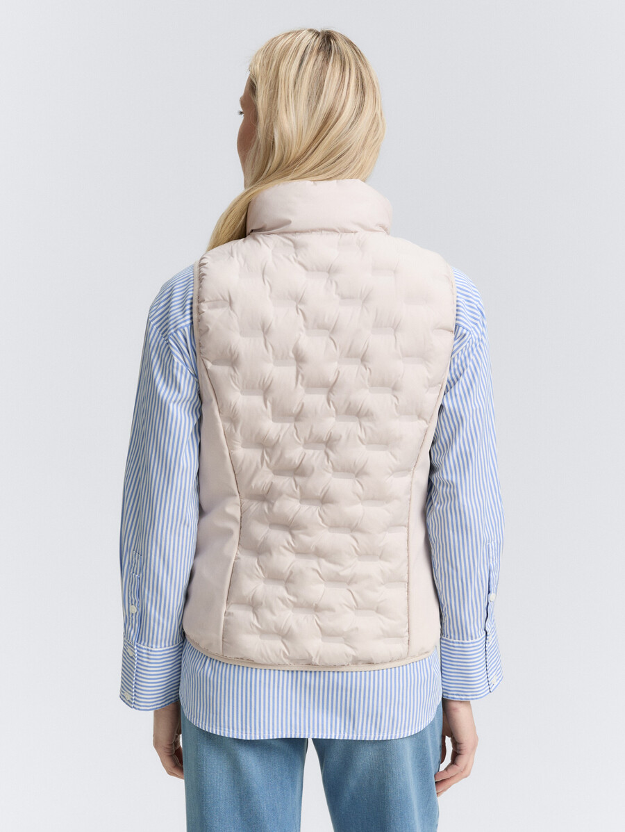 gilet trapuntato leggero con collo alto