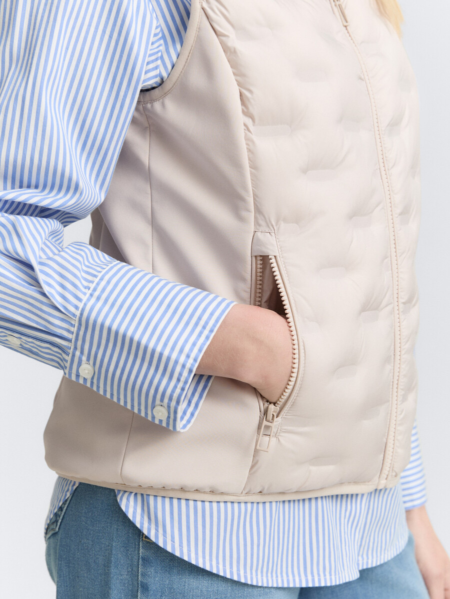 gilet trapuntato leggero con collo alto