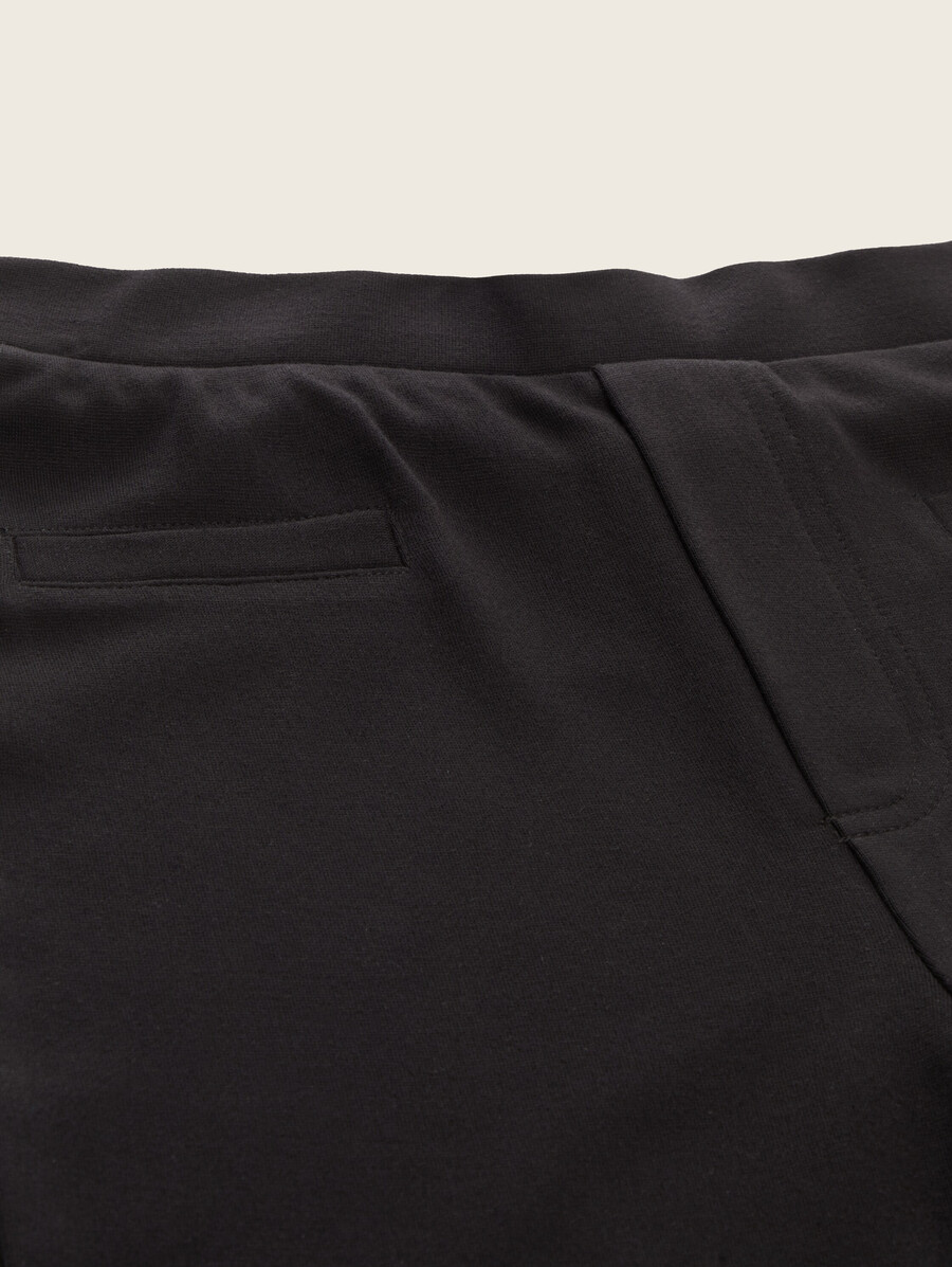 leggings aderenti svasati con elastico