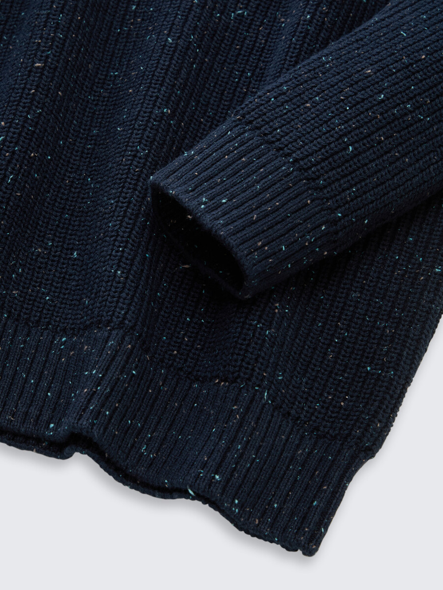maglione lavorato a maglia con filato nodoso