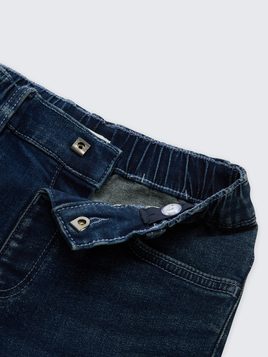 jeans dalla vestibilità rilassata ed elasticizzati