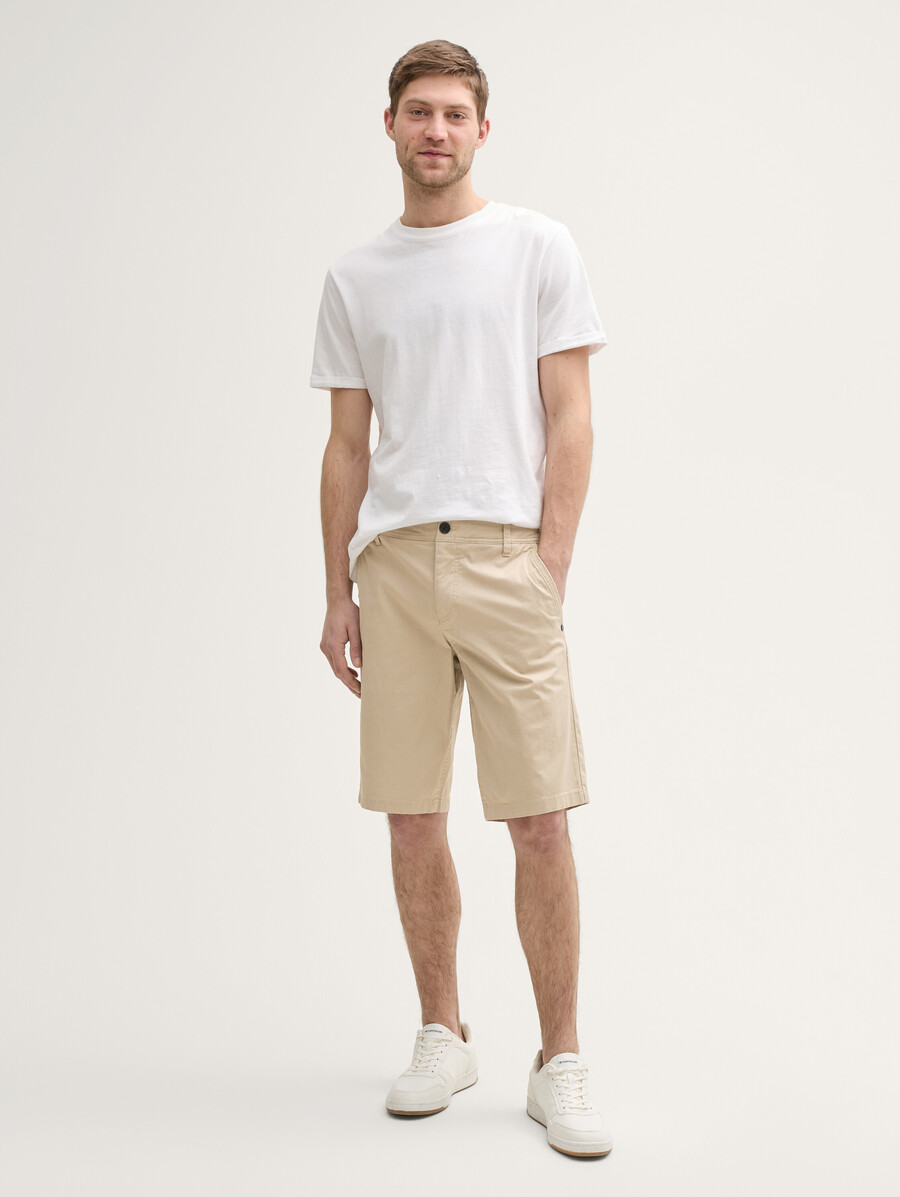 pantaloncini chino aderenti