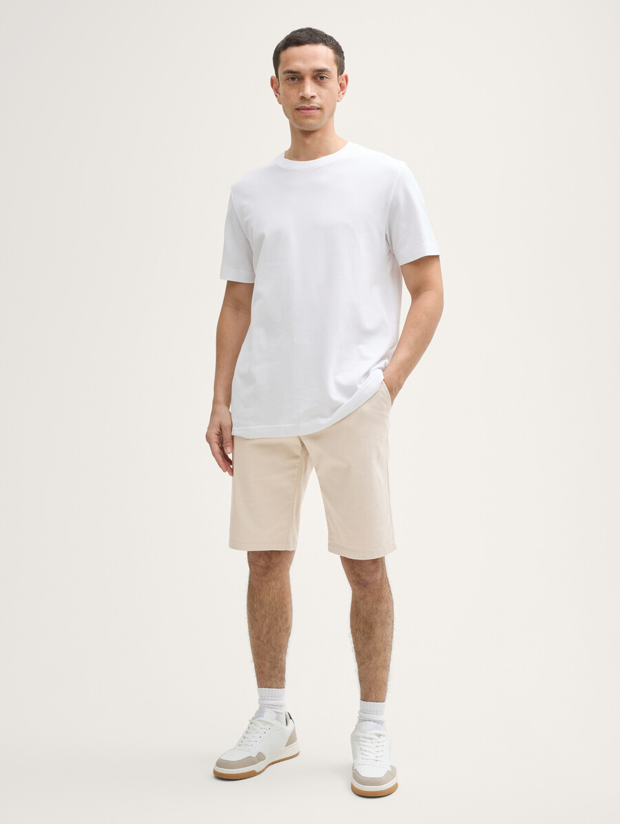 pantaloncini chino aderenti