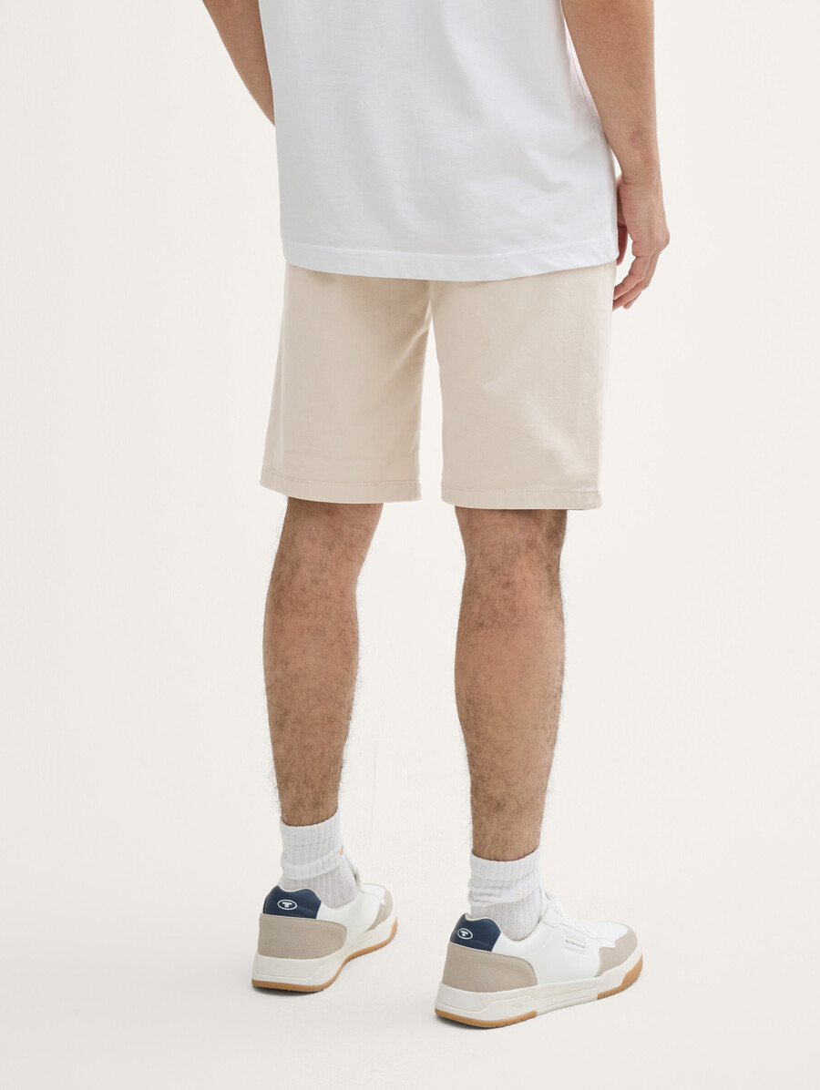 pantaloncini chino aderenti