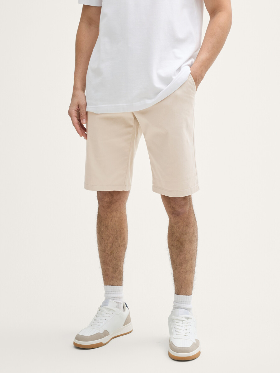 pantaloncini chino aderenti