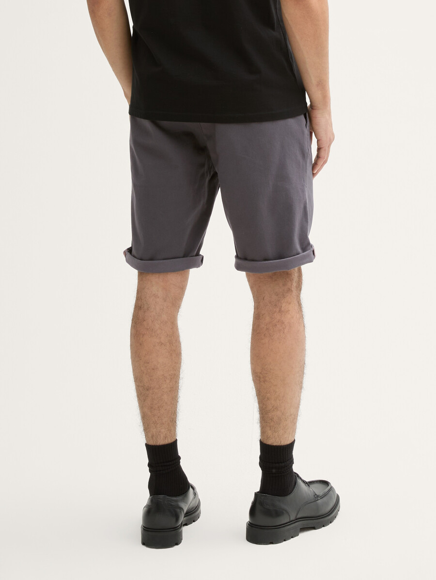pantaloncini chino aderenti