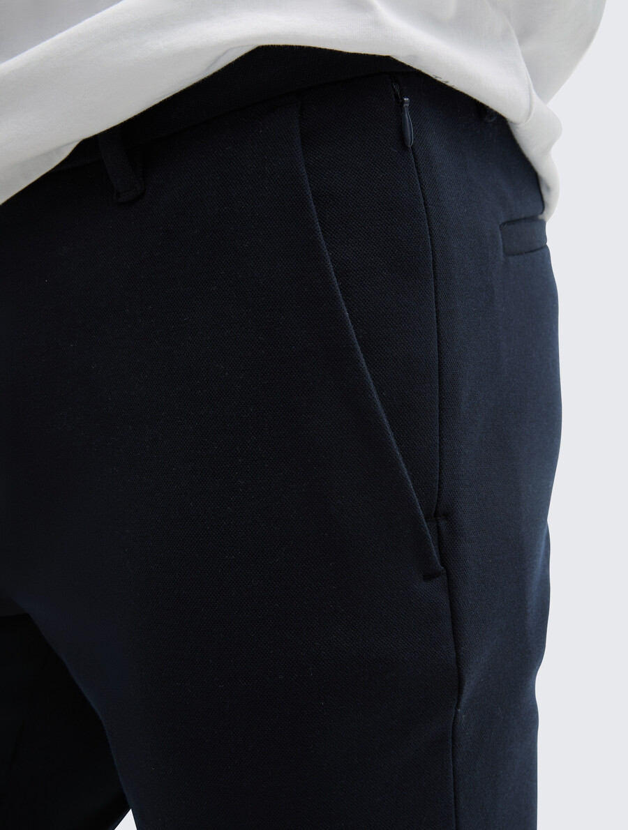 pantaloni chino tttravis slim realizzati in jersey piqué