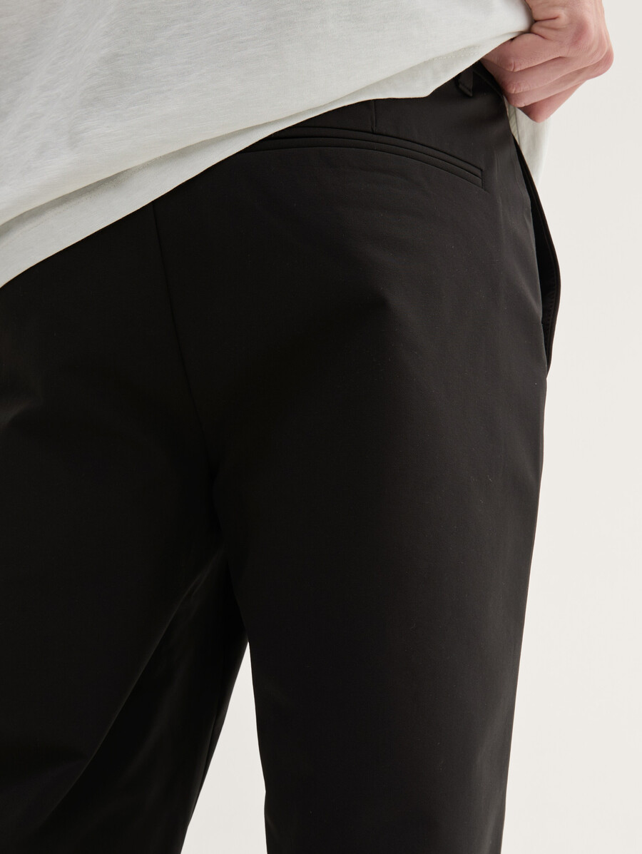 pantaloni chino tecnici affusolati regolari