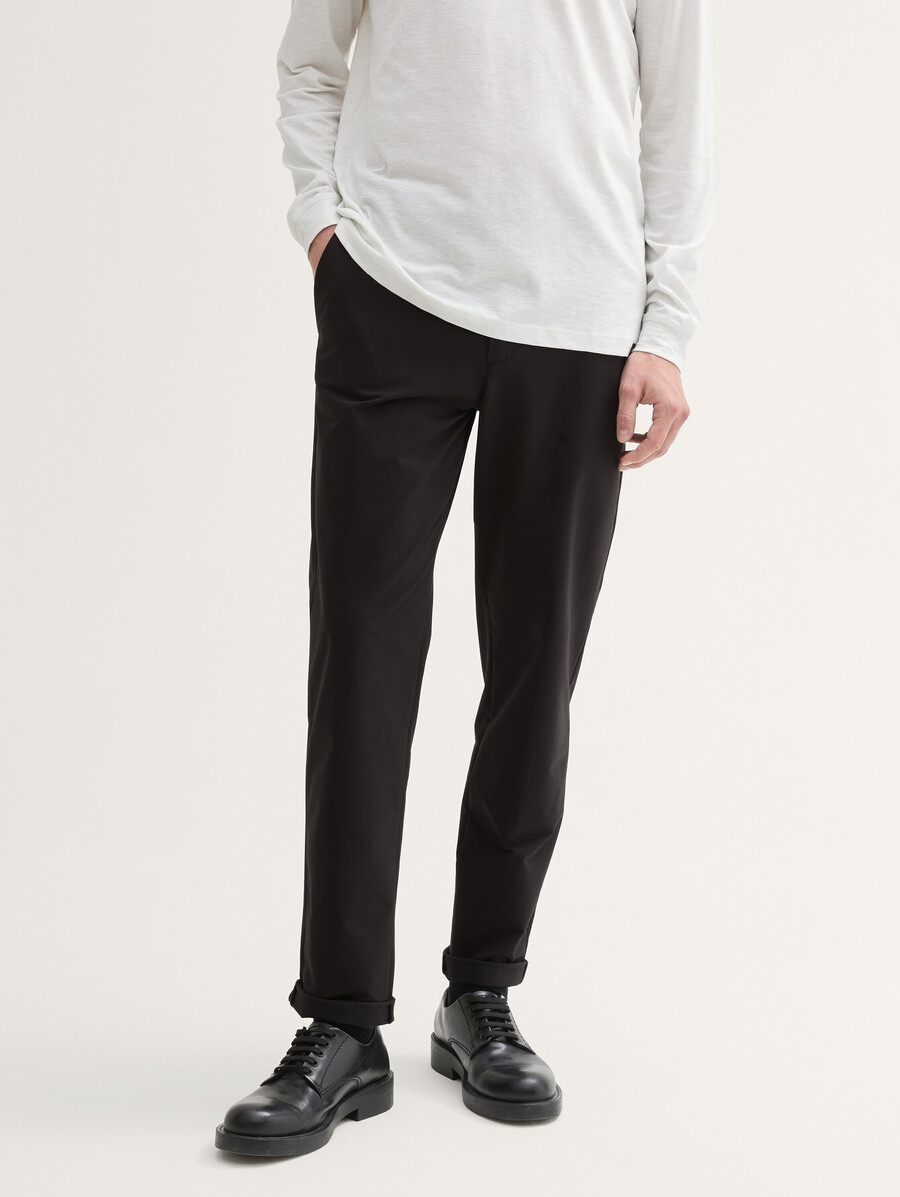 pantaloni chino tecnici affusolati regolari